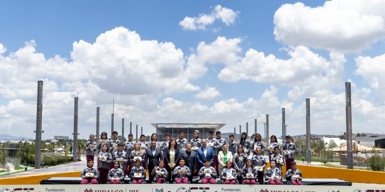 Julio Menchaca reconoce excelencia académica de 32 participantes de la OCI 2026