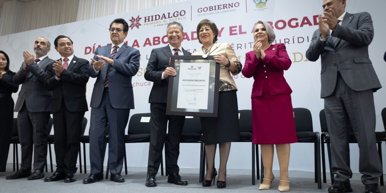 Julio Menchaca entrega Presea al Mérito Jurídico a la primera notaria de Hidalgo