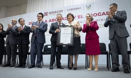 Julio Menchaca entrega Presea al Mérito Jurídico a la primera notaria de Hidalgo