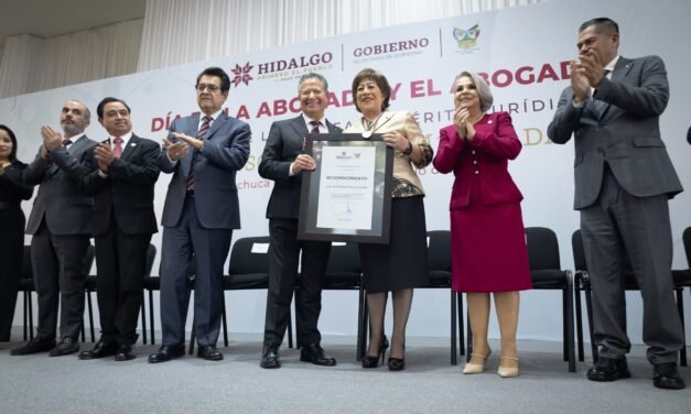 Julio Menchaca entrega Presea al Mérito Jurídico a la primera notaria de Hidalgo