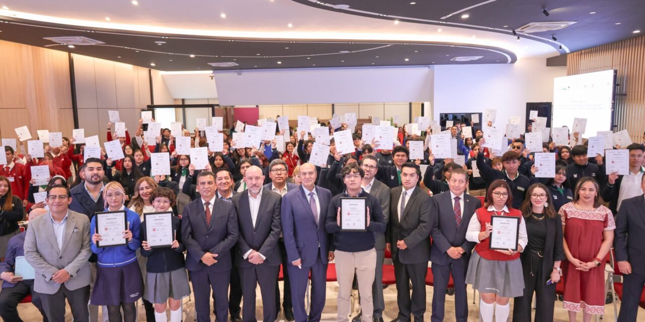 SEPH entrega certificados de inglés a más de 22 mil estudiantes de bachillerato