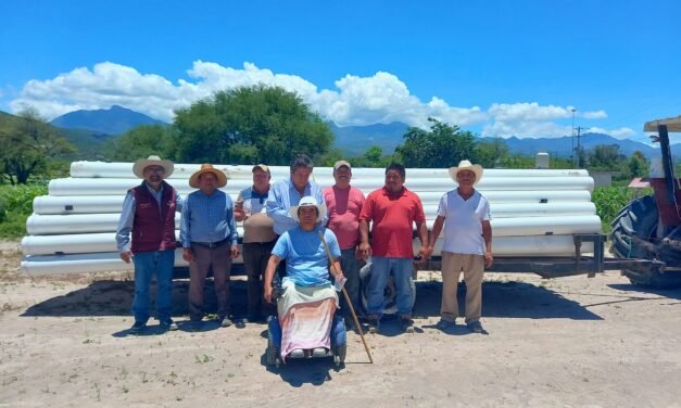 SIPDUS entrega tubería de compuertas para optimizar el riego en Ixmiquilpan