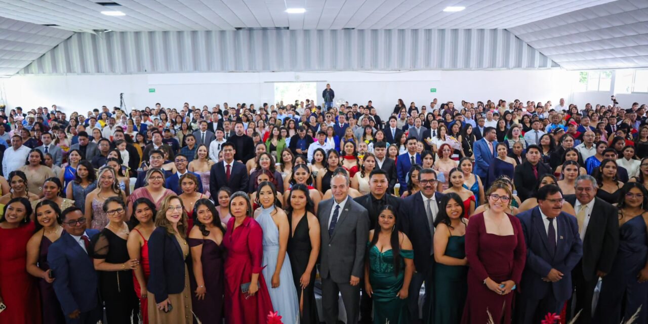 Egresan 150 docentes de la Escuela Normal Valle del Mezquital en su 50 aniversario