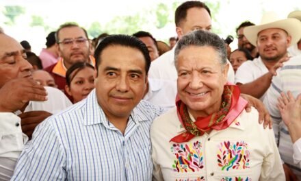 Menchaca Salazar lleva Rutas de la Reconstrucción a Huehuetla