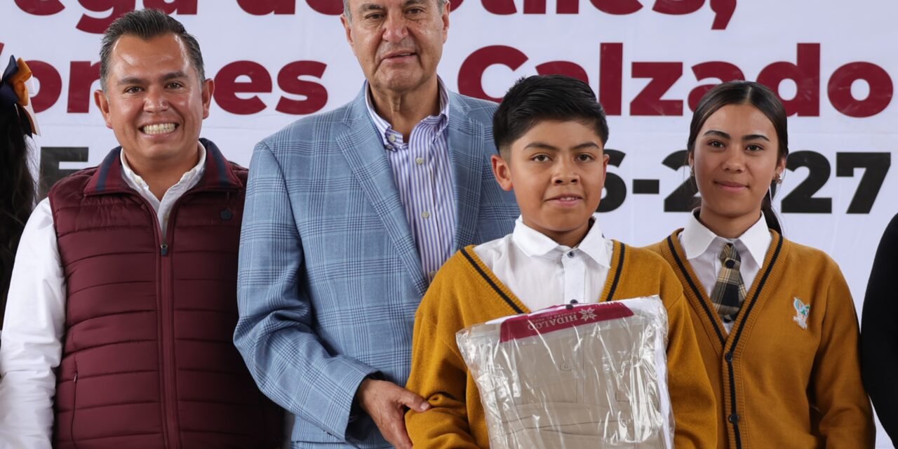 Natividad Castrejón entrega útiles, calzado y uniformes en cinco municipios 