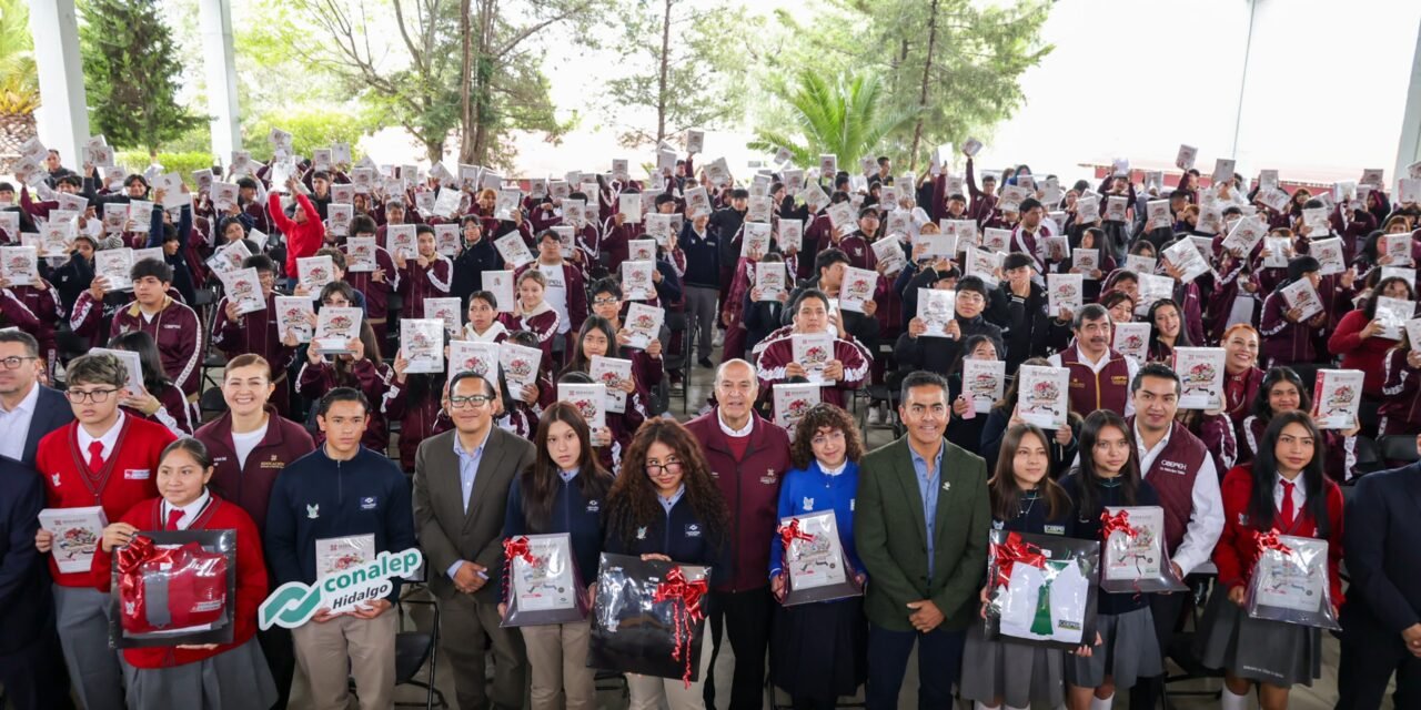 Natividad Castrejón entrega uniformes y libros a estudiantes de bachillerato