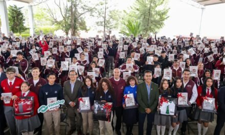 Natividad Castrejón entrega uniformes y libros a estudiantes de bachillerato