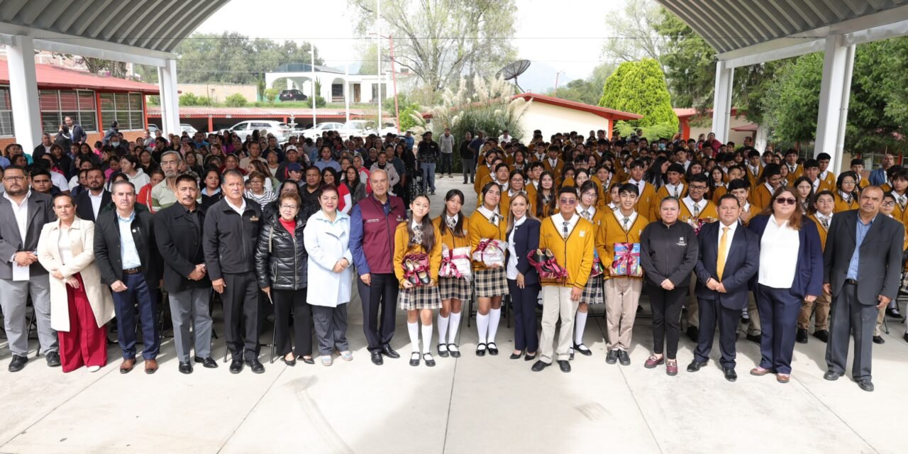 Gobierno de Hidalgo entrega uniformes, útiles y calzado a estudiantes de Tula-Tepeji